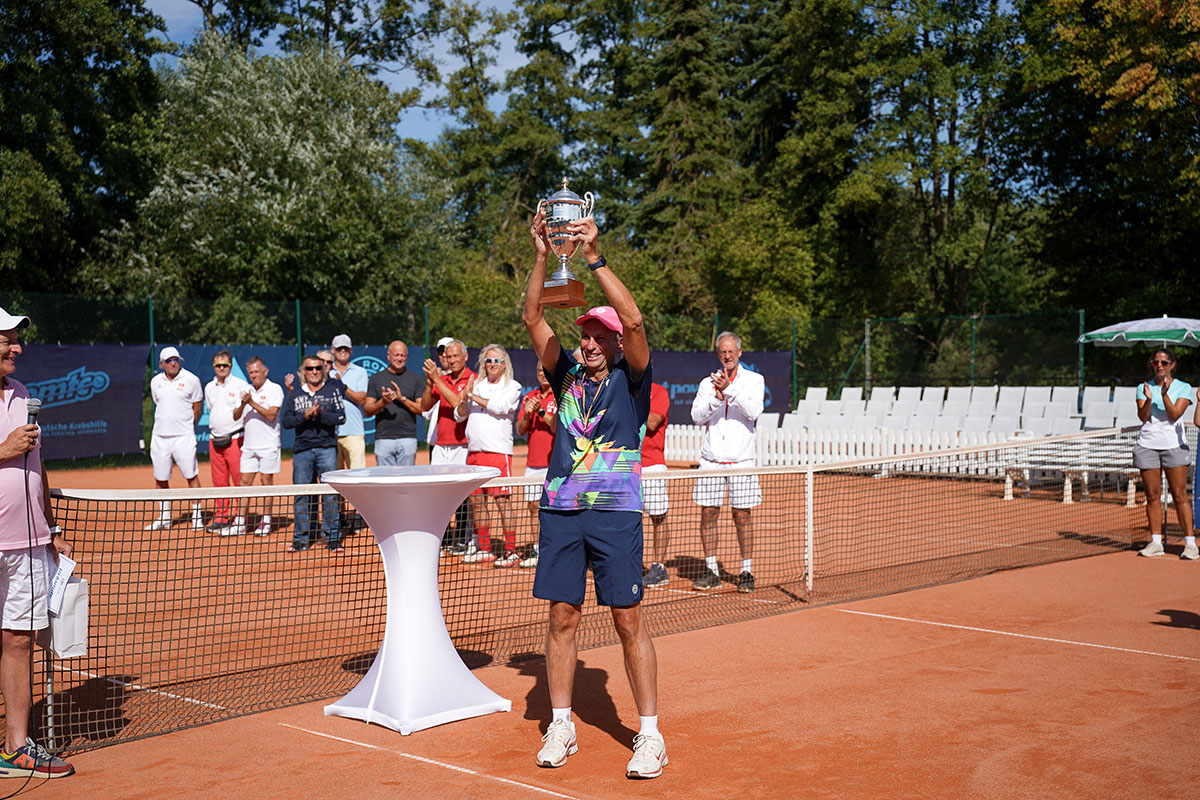 Siegerehrung, während George Pascal den Pokal der Deutschen Vereinsmeisterschaften hebt 